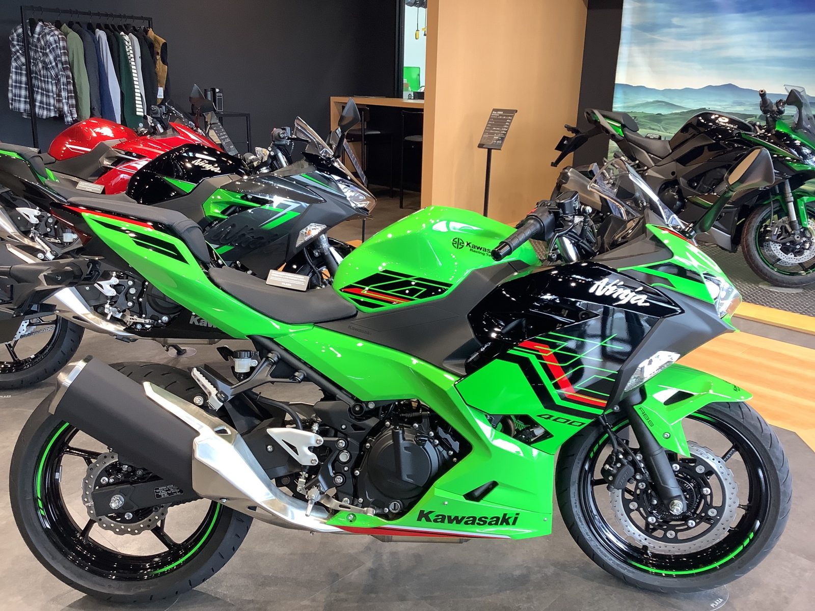 Kawasaki Ninja 400 KRT EDITION 2023モデル 展示中です！│アルファ：ALPHA Big Bike Group  総合サイト