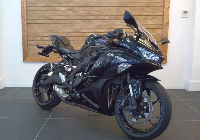 カワサキ Ninja ZX-25R (中古車) 2022年式 並列4気筒エンジン