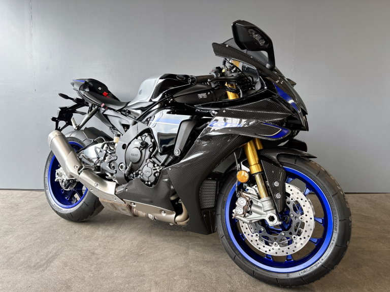 Yamaha YZF R1M2022年カラー　アルミタンク 限定60周年カラーが来た!! ヤマハ「YZF-R1M/R1」国内2022年