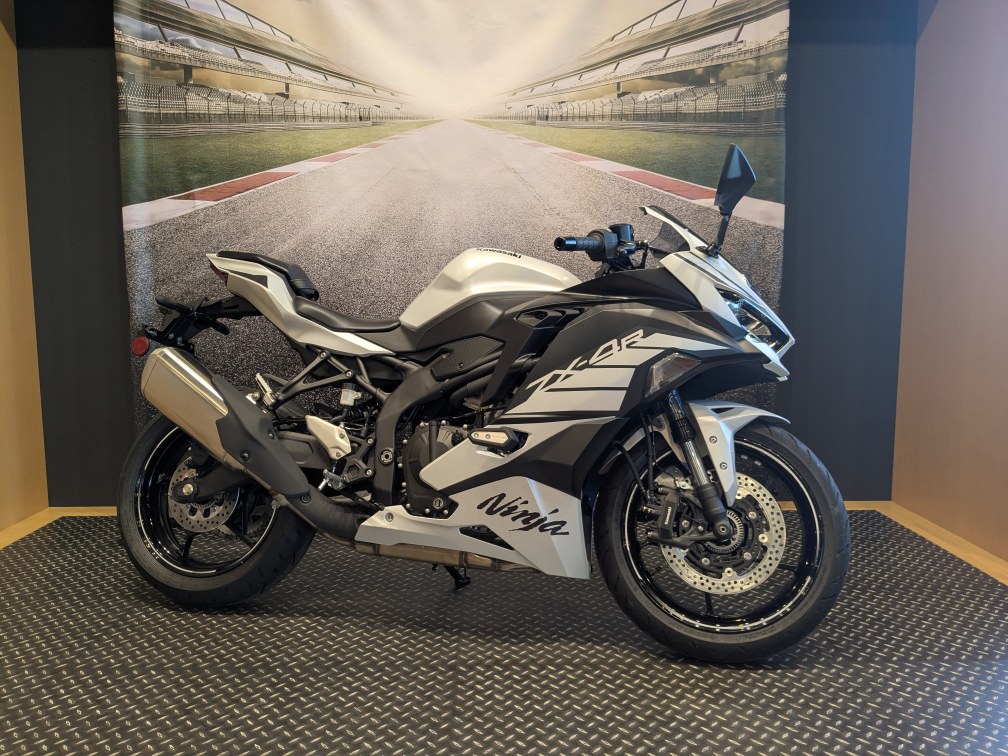 KAWASAKIプラザ新潟】 NinjaZX-4RSE'でございます！検討中の方