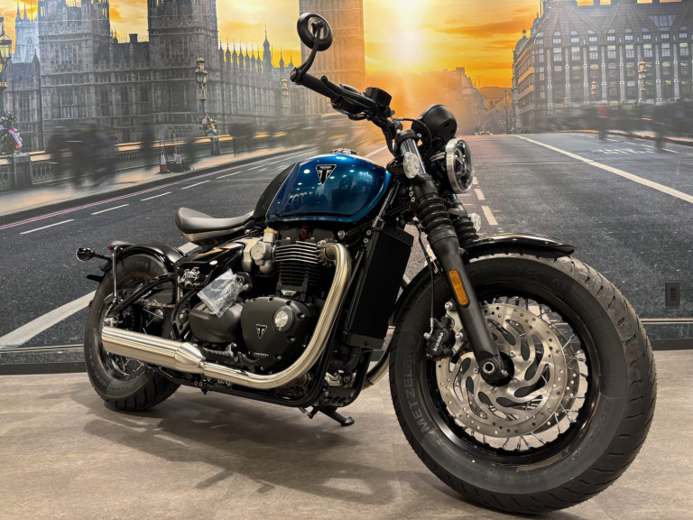 【新品同様・定価117,700円】BILL AMBERG トライアンフ トライアンフから2025年モデルに大胆なカラーの「新色」が登場の