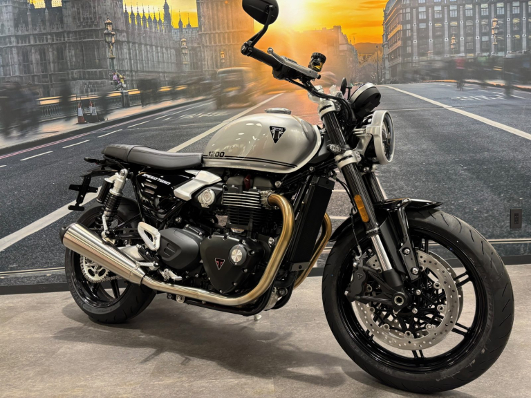 【新品同様・定価117,700円】BILL AMBERG トライアンフ トライアンフ新潟│アルファ：ALPHA Big Bike Group 総合サイト