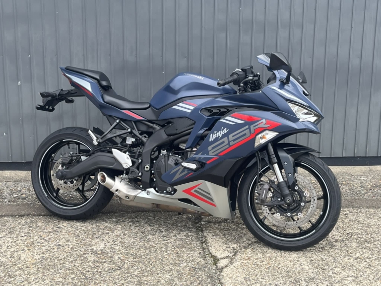 カワサキ Ninja ZX-25R SE (中古車) 2022年式 4気筒スーパースポーツ